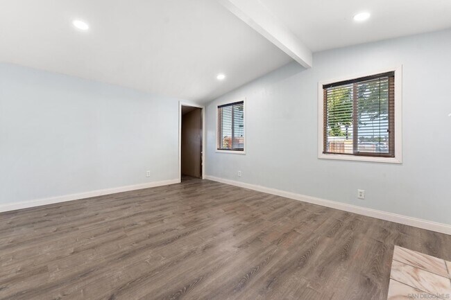 Building Photo - 1217 Holly Ave