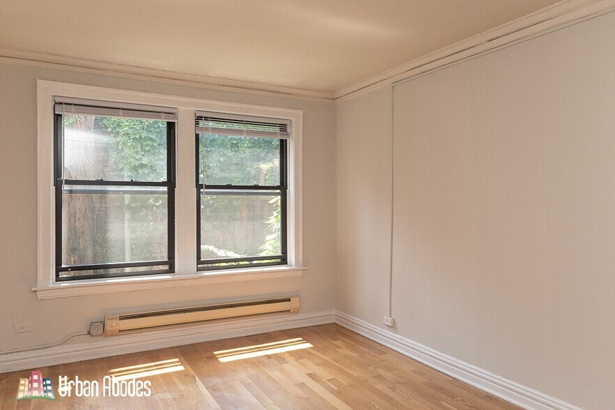 Building Photo - 533 W Roscoe St