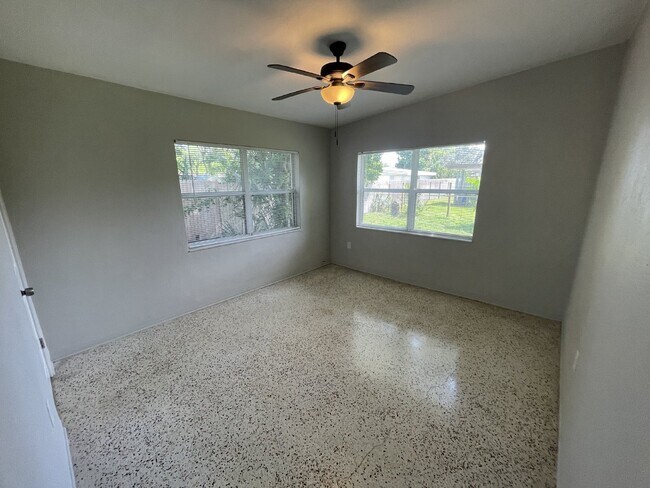 Building Photo - Desirable location in Melbourne FL