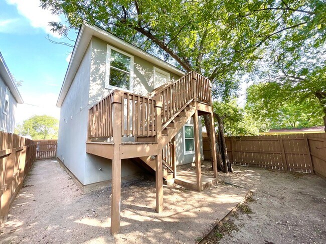 Building Photo - 1611 N Navidad St