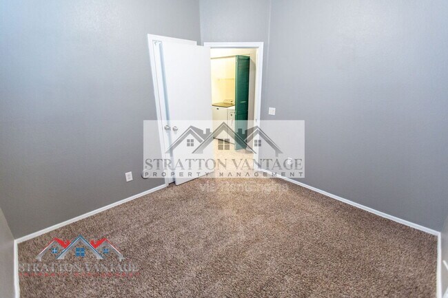 Building Photo - 1131 E Ferrara St