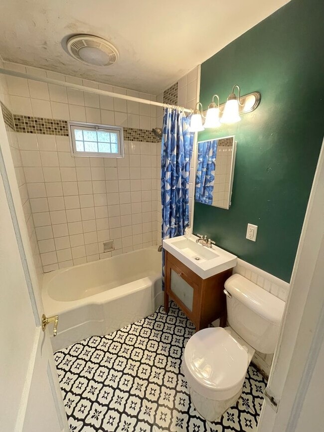 Building Photo - AVAILABLE AUGUST 15th - 2 Bed, 1 Bath With...