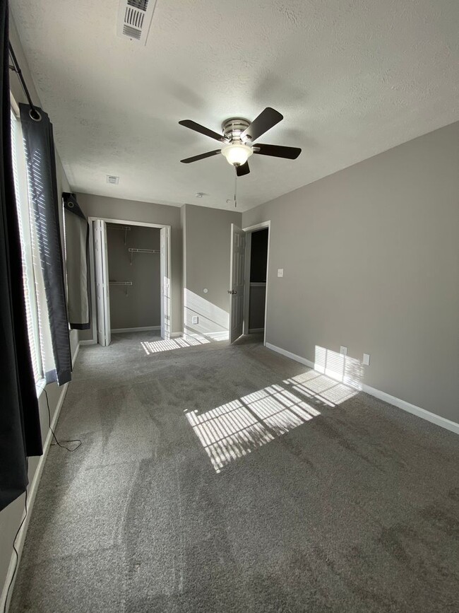 Building Photo - 3 Bedroom, 2 Full + 2 Half Bath Townhome i...