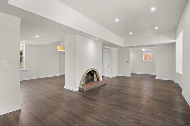 Building Photo - 1025 E 48th St