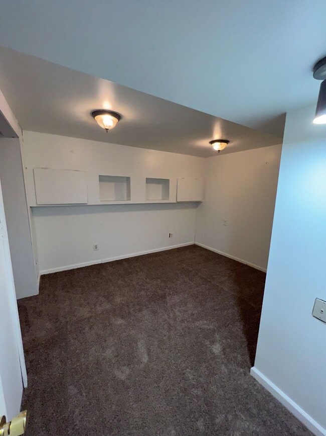 Building Photo - 4 Bed 3 Bath Large lot by Milford lake. Al...