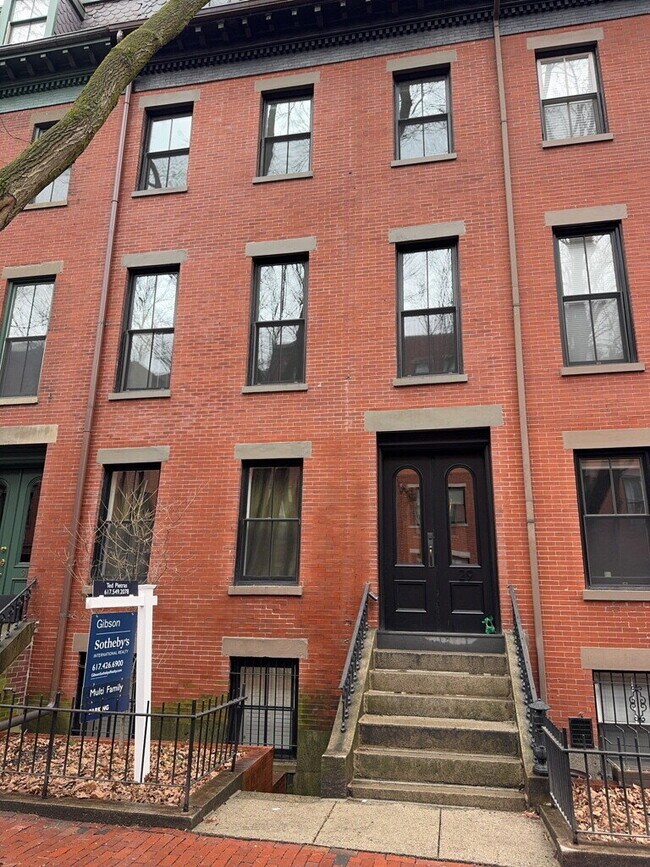 Primary Photo - Updated 2-Bedroom Duplex Close to It All -...