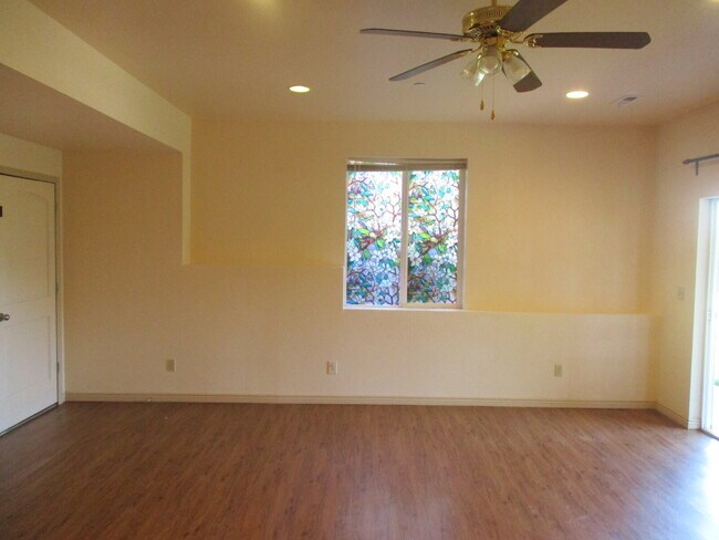Building Photo - Walkout Basement Apartment - PRICED TO RENT - AVAIL 6/1/26