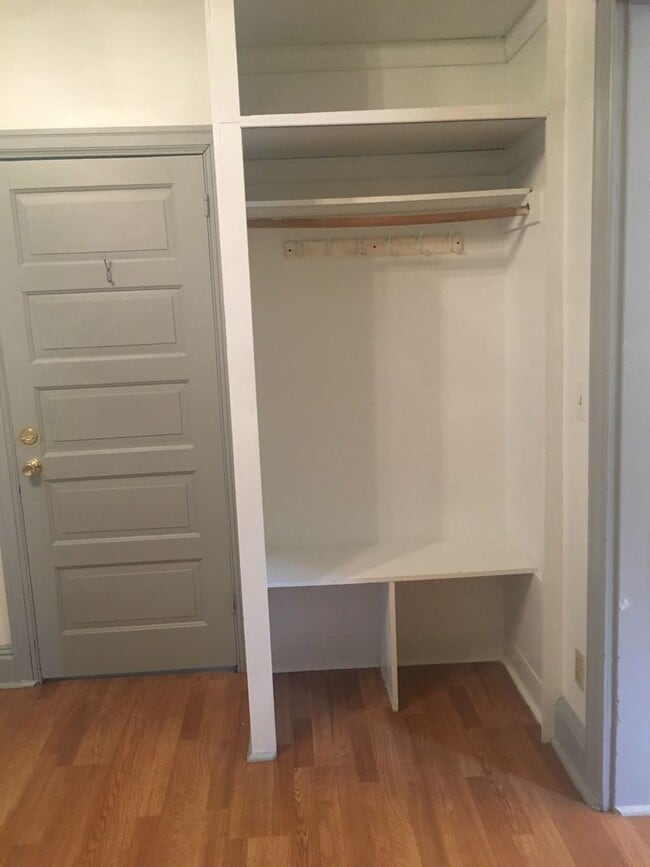 Building Photo - 1st Floor Efficiency Yotk City