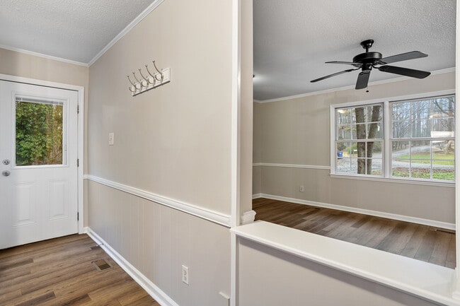 Building Photo - 207 S Hillcrest Dr