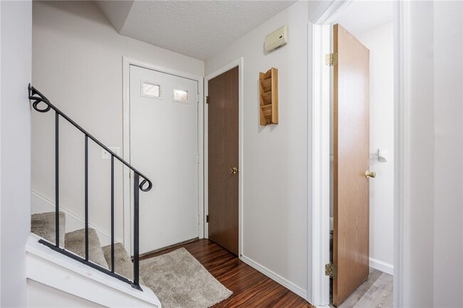 Building Photo - 16 Sanders Farm Dr