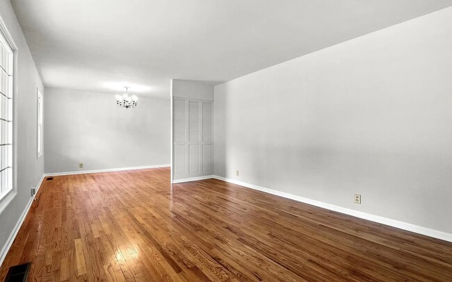 Building Photo - 3375 Brunswick Dr