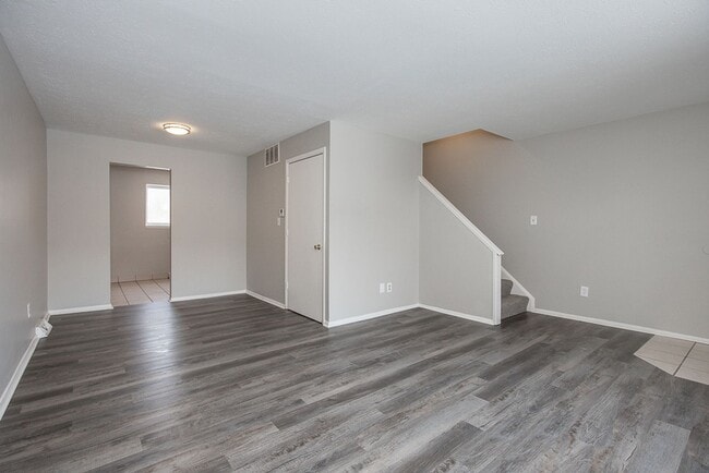 Building Photo - 2 BED 1.5 BATH UNIT IN THE BANBURY CONDOMINIUMS!