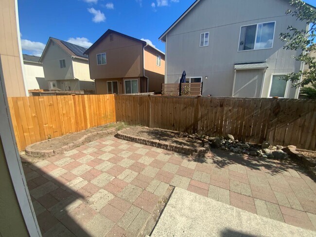 Building Photo - Newly Remodeled Puyallup Gem - Modern Comf...
