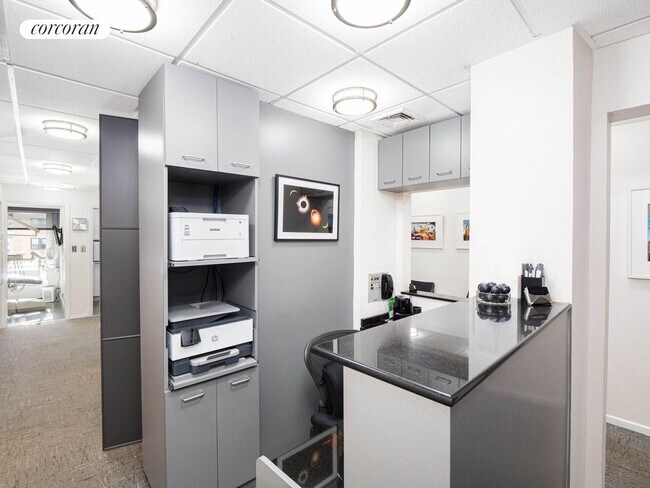 Building Photo - 30 Central Park S St