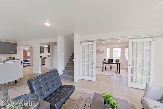 Building Photo - 695 Livernois St