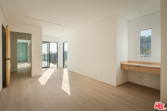 Building Photo - 1931 Sunset Plaza Dr