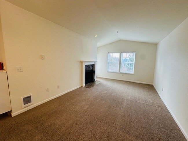 Building Photo - 2Bd/2Ba Bellevue Condo