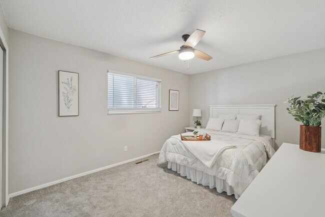 Building Photo - 4 Bed Beauty on West Side!