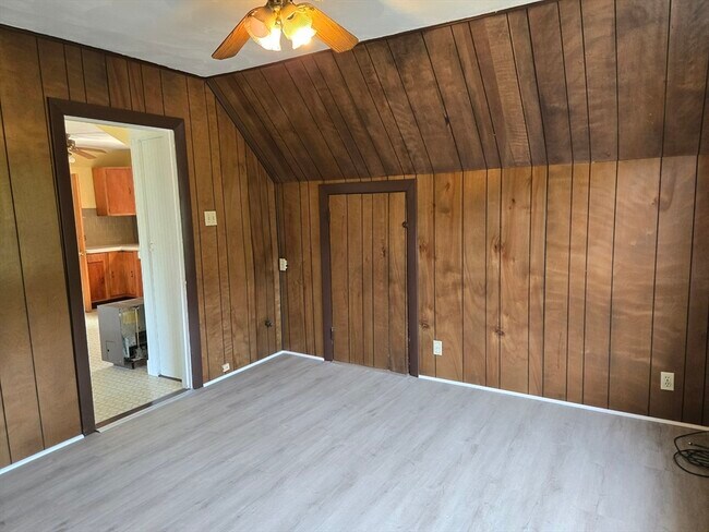 Building Photo - 10 Pinehill St
