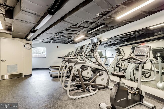 Building Photo - 3800 Fairfax Dr