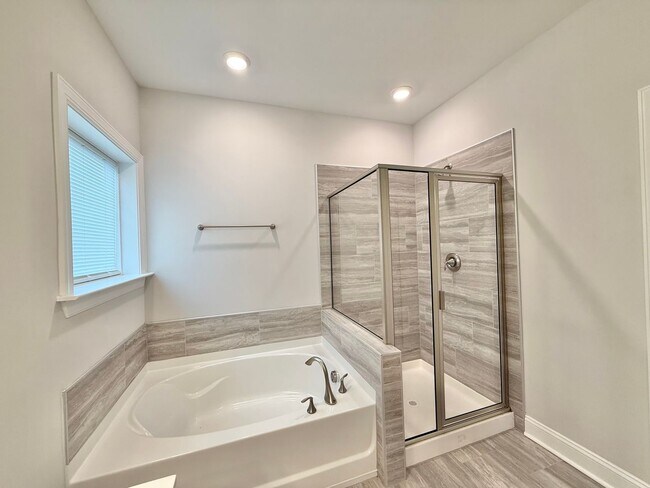 Building Photo - Gorgeous 5BD, 3BA Raleigh Home with Tons of Modern Upgrades in an HOA Community with Premier Amen...