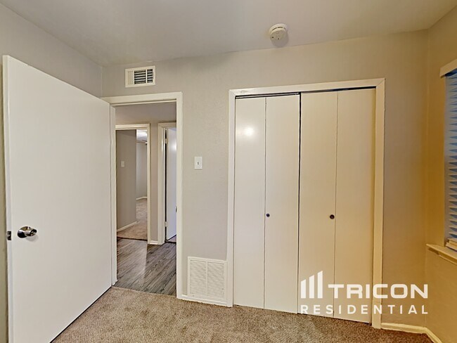 Building Photo - 3221 Edgebrook Dr