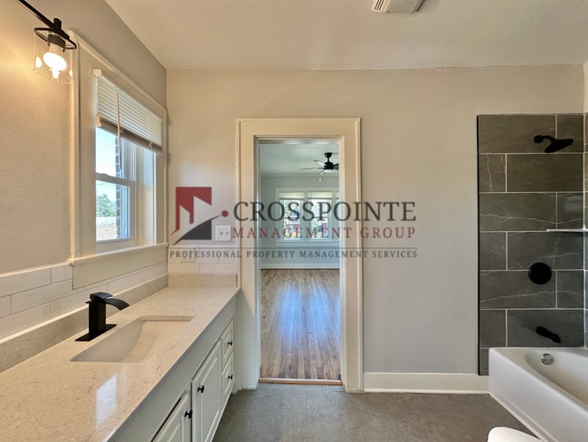 Building Photo - 526 S Bonner Ave