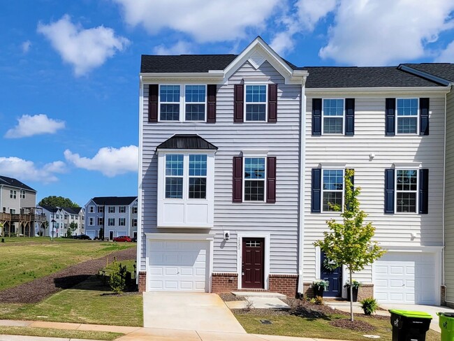 Primary Photo - 3 Bd, 2.5 Ba End-Unit Townhome Offers Comf...