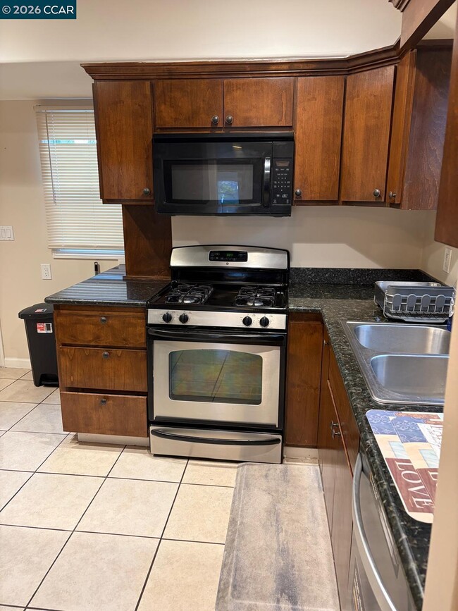 Building Photo - 558 A St