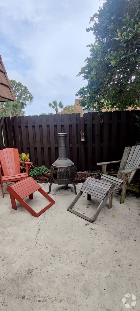 Building Photo - Beautiful 2 bedroom  2.5 bath duplex in qu...