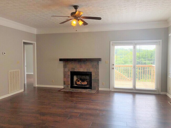 Building Photo - STYLISHLY UPDATED 3 BEDROOM CONDO IN LENNOX COURT