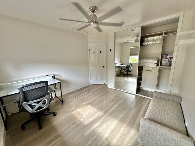 Building Photo - Modern & Custom 3 Bedroom / 2.5 Bathroom H...