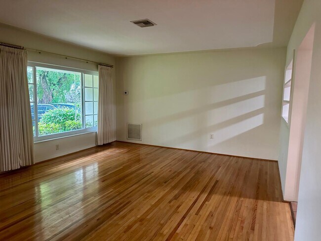 Building Photo - 619 Altara Ave