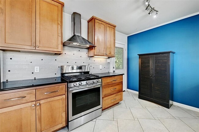 Building Photo - 1203 W 40th St