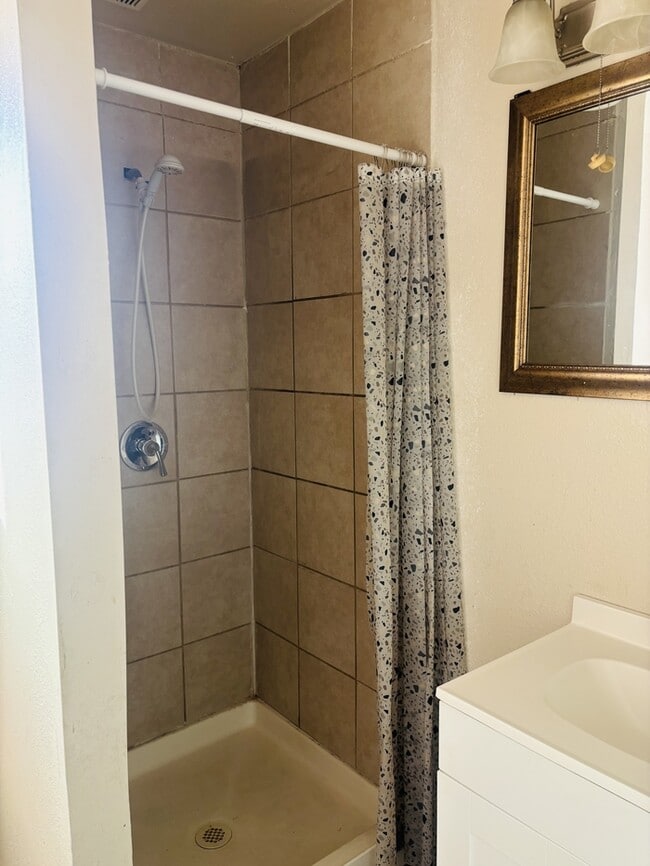 Building Photo - 715 E Roseburg Ave