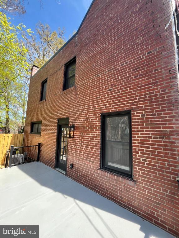 Building Photo - 327 Whittier St NW