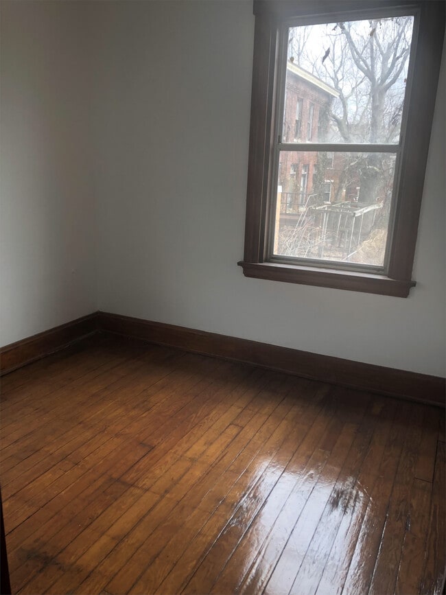 Building Photo - 2346 Ravine St