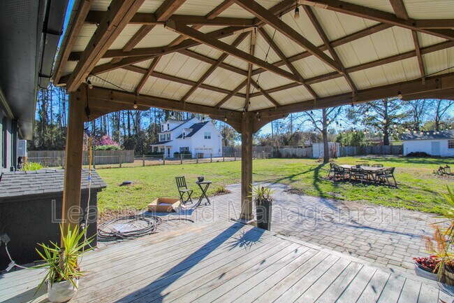 Building Photo - 823 Jordan St