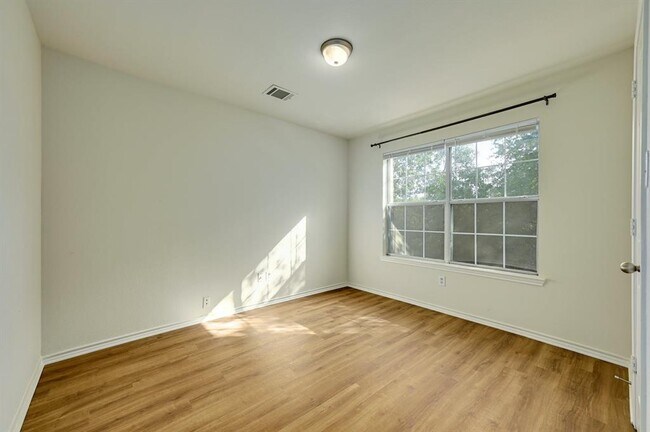 Building Photo - 1531 Parkfield Cir