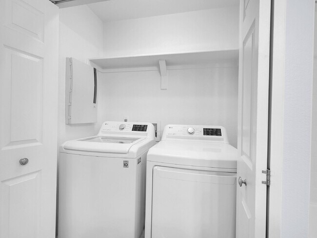 Building Photo - $1,750.00, Gorgeous 2-bed, 2-bath condo located in Aurora.