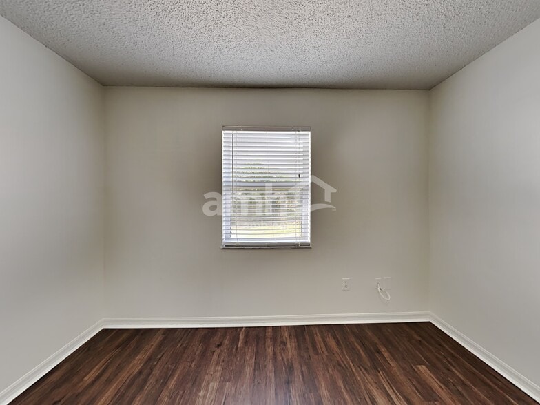 Building Photo - 332 SW Hollyhock Ct