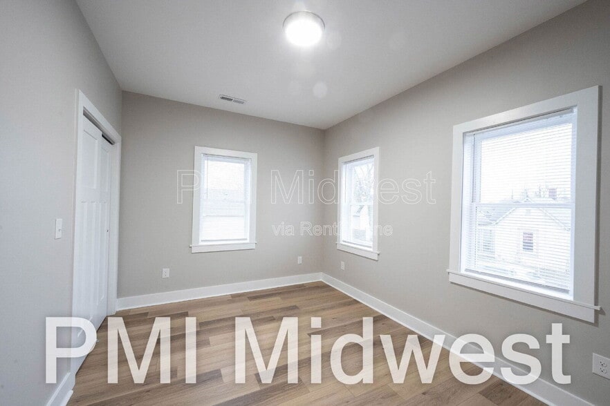 Building Photo - 20 Schiller St