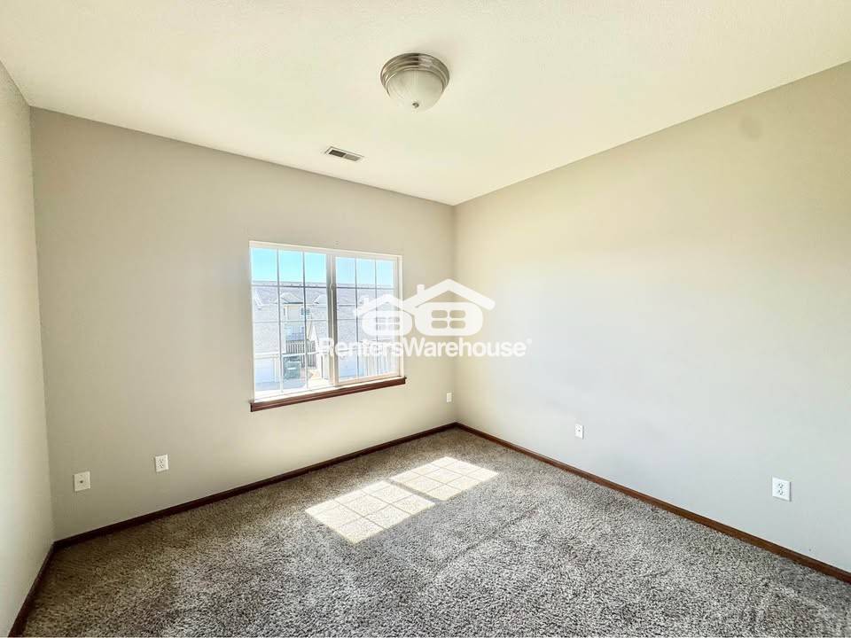 Building Photo - 1624 NW Prairie Lakes Dr