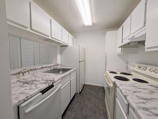 Building Photo - Charming 1 Bedroom / 1 Bathroom Condo – Pompano Beach