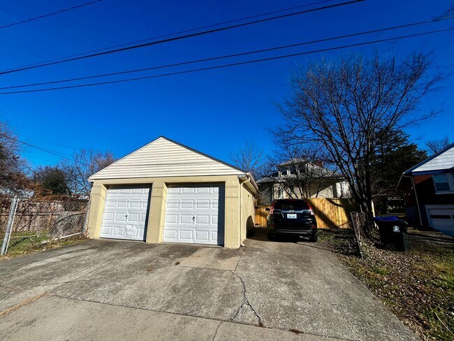 Building Photo - STUNNING BEECHMONT HOME WITH SOLAR PANELS ...