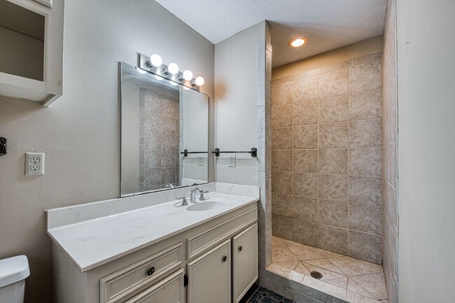 Building Photo - Spacious Home for Rent!