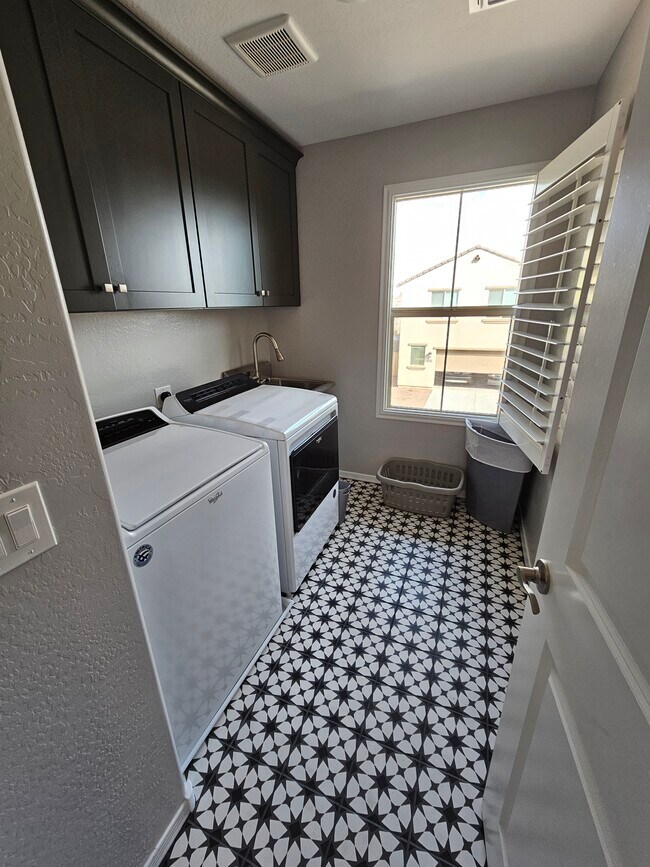 Building Photo - 880 S 150th Dr
