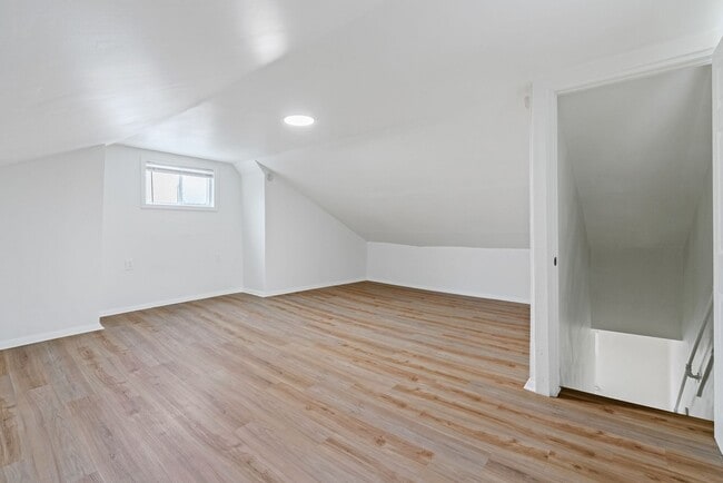 Building Photo - 2 bed 1 bath - all updated, central air, laundry, great location