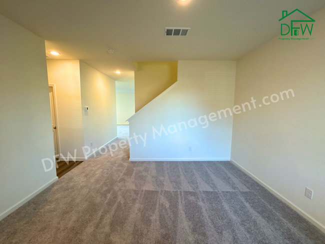 Building Photo - Spacious 5-Bedroom Home with Modern Upgrad...