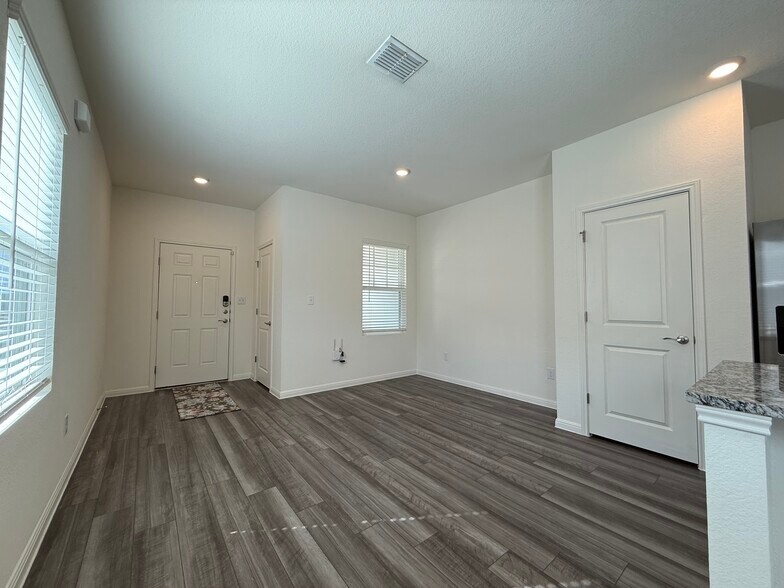 Building Photo - 1102 Treeta Trl
